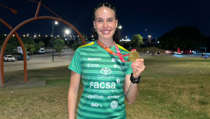 Carmen Avilés posa con la medalla de oro en relevos lograda el domingo en Málaga