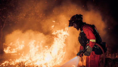 Efectivos de la UME combatiendo un incendio forestal cerca de Almorox (Toledo)