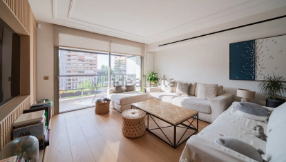 Salón de la vivienda puesta a la venta por Alberto González Amador, pareja de la presidenta autonómica