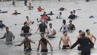 Inmigrantes durante el asalto a la ciudad de Ceuta