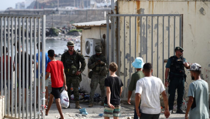 Este sábado la carretera de acceso a la aduana del Tarajal era un constante goteo de personas que regresaban a Marruecos después de haber pasado más de un día en Ceuta, donde no han encontrado ningún lugar para ser acogidos, comida o bebida.
Este sábado la carretera de acceso a la aduana del Tarajal era un constante goteo de personas que regresaban a Marruecos después de haber pasado más de un día en Ceuta, donde no han encontrado ningún lugar para ser acogidos, comida o bebida.