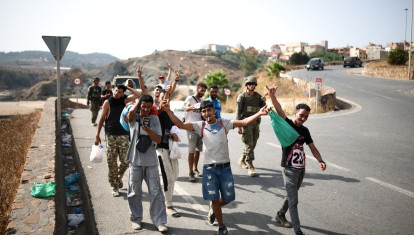 Todos los jóvenes que regresan a Marruecos son de nacionalidad marroquí y tienen entre 18 y 35 años, según ha podido comprobar la agencia pública EFE, y en todos los casos entraron con lo puesto: bañador, camiseta y unas chanclas.