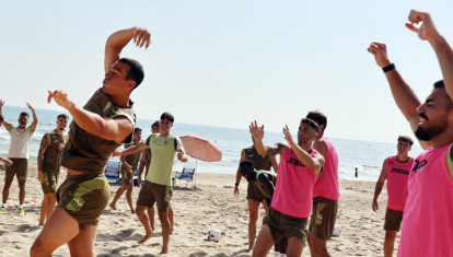 Los jugadores del Córdoba divirtiéndose en la playa en tierras valencianas