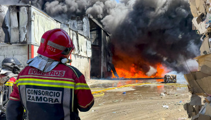 Incendio declarado en una planta de tratamiento de residuos de Roales (Zamora)