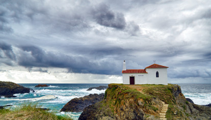 La ermita gallega atrapada por el Atlántico