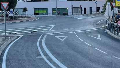 El carril de la izquierda muere en un cebreado y los dos de la derecha confluyen al mismo