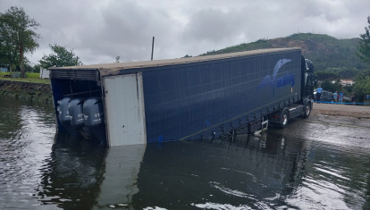 Camión parcialmente hundido en una zona del río Miño en Caminha