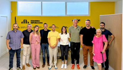 El concejal de ERC Marc Puigtió -cuarto por la izquierda- al presentar la candidatura municipal para Gerona