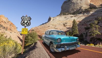 Un coche vintage en el National Park USA de la Ruta del 66