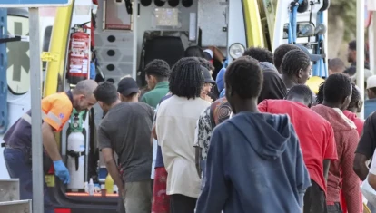 Personas migrantes hacen fila para ser atendidas por los servicios médicos este martes, en la playa 
