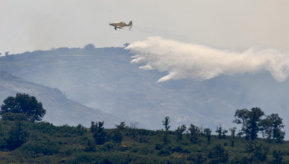 Imagen de uno de los aviones durante las labores de extinción del incendio forestal de Tírig, Castellón