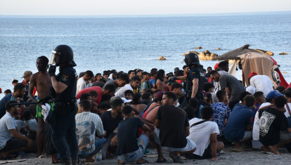 Cientos de personas migrantes reciben atención sanitaria de profesionales del INGESA y voluntarios de Cruz Roja, en la playa del Trampolín,