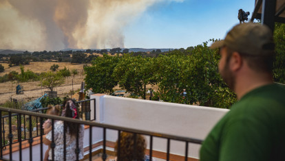 Vecinos de El Madroño (Sevilla) y efectivos policiales durante la evacuación del municipio, debido al incendio de Niebla (Huelva), que ha afectado a más de 20.000 hectáreas y continúa activo