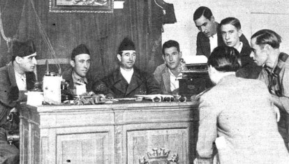 Milicianos en un comité revolucionario en Vallecas al inicio de la Guerra Civil