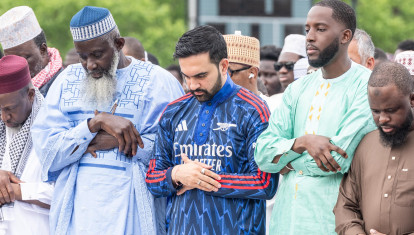 El alcalde de Nueva York Zohran Mamdani durante una oración islámica