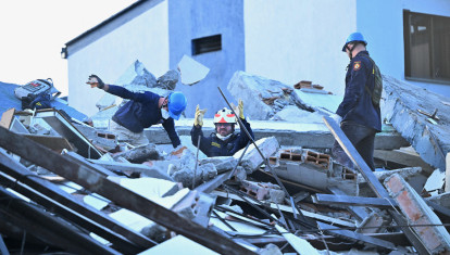 Bomberos buscan supervivientes entre los escombros de un edificio derrumbado