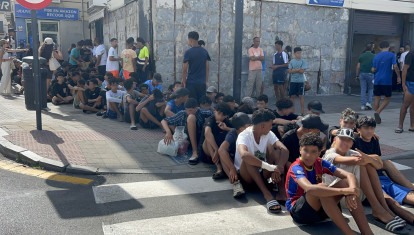 Un grupo de menores espera para ser filiado en una comisaría de la Policía Nacional, a 10 de agosto de 2026, en Ceuta (España). La ciudad acoge a miles de personas pendientes de retorno, entre ellas más de 1.300 menores, mientras las convocatorias difundidas en redes sociales hacen temer una nueva entrada masiva de migrantes.

Gabriela Sardá Núñez / Europa Press
10 AGOSTO 2026;MIGRACIONES;MARRUECOS;MENORES NO ACOMPAÑADOS;MIGRANTES;INMIGRACIÓN;FRONTERAS;INMIGRANTES
10/8/2026