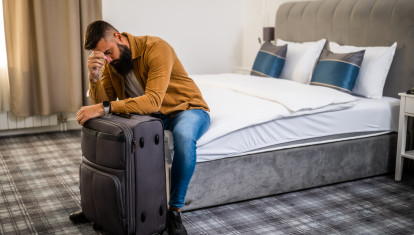 Viajero triste en una habitación