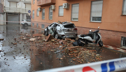 Daños provocados en varios vehículos por el terremoto en Granada