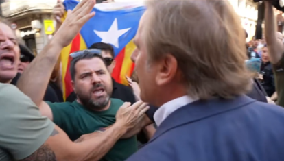 Joan Garriga, increpado por manifestantes independentistas