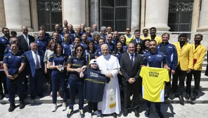 León XIV junto a miembros de 'Athletica Vaticana'