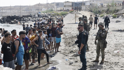 Decenas de inmigrantes ilegales intentando cruzar la frontera con Ceuta