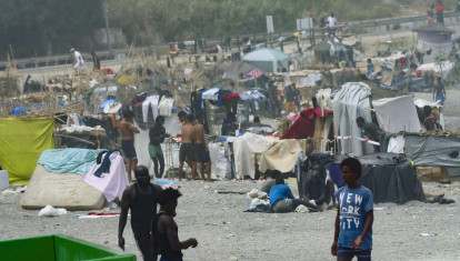 Campamento de inmigrantes en la playa de El Trampolín de Ceuta