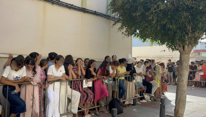 Niños y niñas esperan a las puertas de la Jefatura Superior de Policía de Ceuta para que les registren este mes de agosto