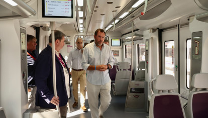 Imagen del ministro de Óscar Puente en uno de los 'nuevos' trenes de Cercanías en Valencia.