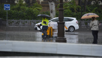 (Foto de ARCHIVO)
Varias personas se protegen de la lluvia con un paraguas