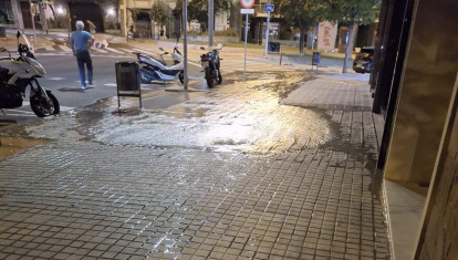 La calle Bori i Fontestà, inundada tras la ruptura de una cañería