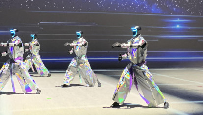 Unos robots bailan una canción de K-pop durante la apertura del Galaxy Robot Park