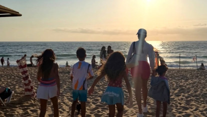 Georgina Rodríguez con sus hijos en la playa