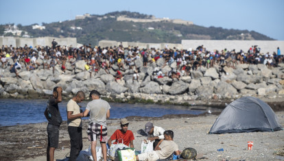 Varios inmigrantes en una playa, a 21 de agosto, en Ceuta