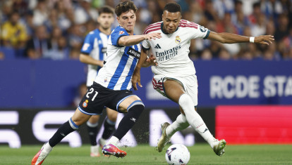 Mbappé pelea un balón con Roger Hinojo