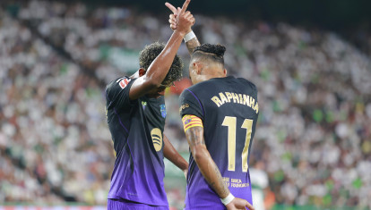 Raphinha y Lamine Yamal celebran el gol del primero en el Elche - Barcelona