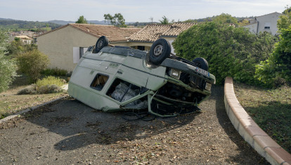 El tornado de Francia levantó vehículos y destruyó tejados
