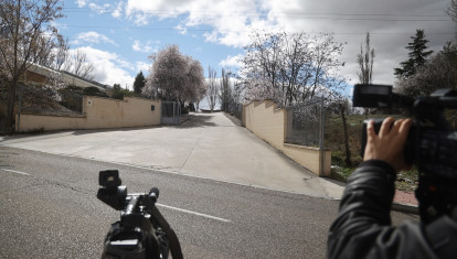 Un cámara, en las inmediaciones del Centro Regional Zambrana para Menores Infractores, en Valladolid