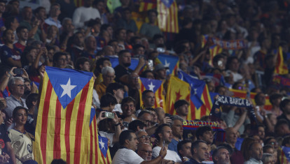 La afición del FC Barcelona luce la estelada durante el partido de la primera jornada de LaLiga