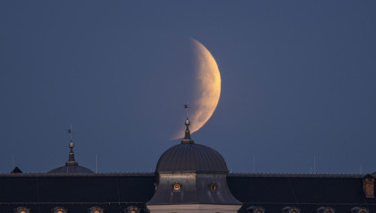 Un eclipse lunar parcial es visible sobre el castillo de Halic, cerca del pueblo de Halic, en el sur de Eslovaquia
