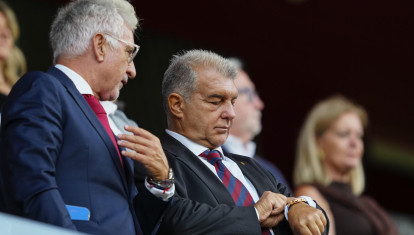 El presidente del Barcelona, Joan Laporta (d), en el palco del Camp Nou