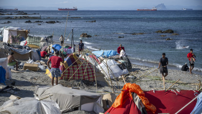 Migrantes en campamentos improvisados en la playa, a 27 de agosto de 2026, en Ceuta (España). Los manifestantes han tratado de impedir el acceso de los voluntarios de Cruz Roja que reparten bolsas de comida a los migrantes en la playa del Trampolín y han provocado disturbios en la playa de Benítez de Cueta, que se han saldado con cargas policiales, tras introducirse en los asentamientos de migrantes que pernoctan en la zona y causar destrozos, incluido la quema de enseres.

Marcos Moreno / Europa Press
27 AGOSTO 2026 CRISIS MIGRATORIA;PIXELADA
27/8/2026