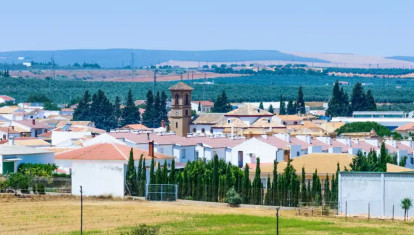 Está muy cerca de Málaga, en la comarca de Antequera