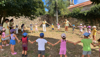 Galicia dará hasta 500 euros a las familias para cuidar a sus hijos: así se puede solicitar la ayuda