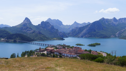 El pueblo rodeado de montañas y junto a uno de los embalses más espectaculares de España