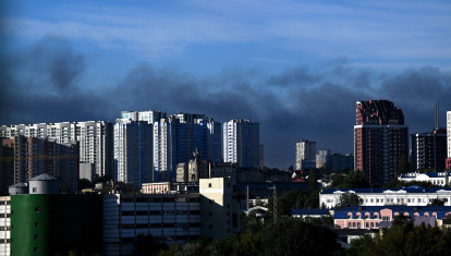 Densa columna de humo negro elevándose sobre el horizonte de Kiev tras un ataque con drones contra la capital ucraniana