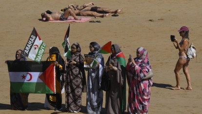 Protesta saharaui en una playa de Asturias