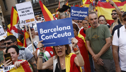 BARCELONA, 02/09/2026.- Asistentes a la manifestación con motivo del Día de Ceuta en la plaza Sant Jaume de Barcelona, convocada este miércoles ante todos los ayuntamientos de España. EFE/ Quique García