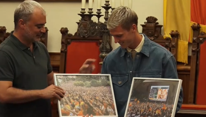 Dani Olmo durante el homenaje
