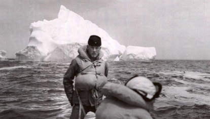 Un miembro de la Patrulla Internacional del Hielo vigilando un enorme iceberg en el Atlántico Norte alrededor de 1950